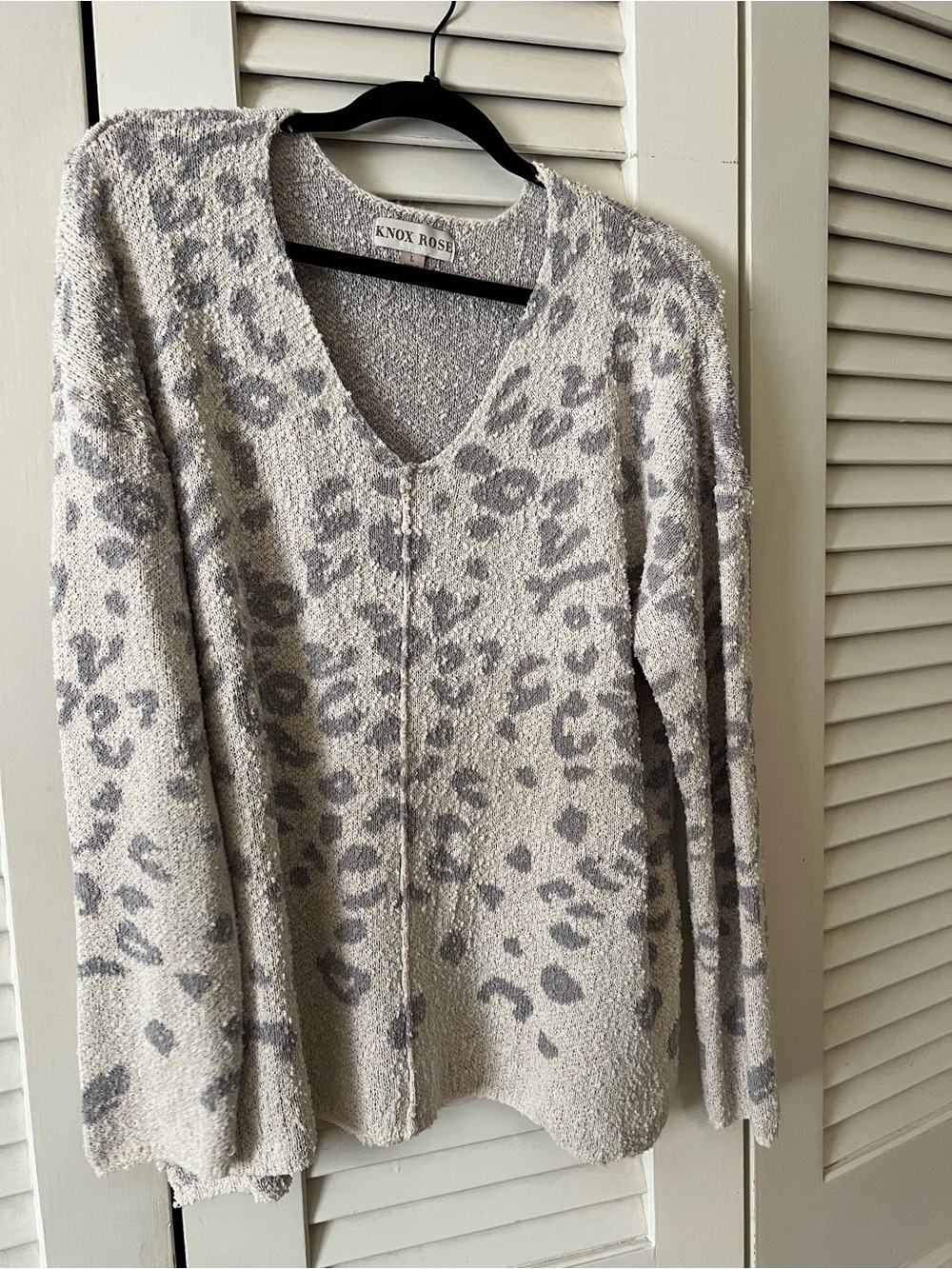 Knox Rose Cream & Gray Leopard-Print V-Neck Sweater